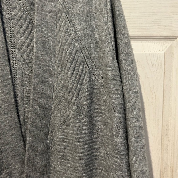 EUC Gray Cardigan With 2 Pockets and Ribbing on Front - Picture 7 of 9